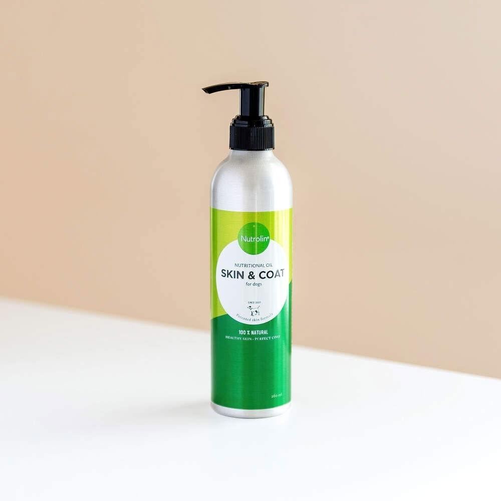Flaska med Nutrolin Skin & Coat, päls- och hudtillskott för hund